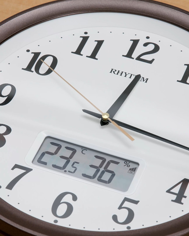 送料無料】リズム 掛け時計 茶 34x5.3cm 電波 アナログ 連続秒針 温度